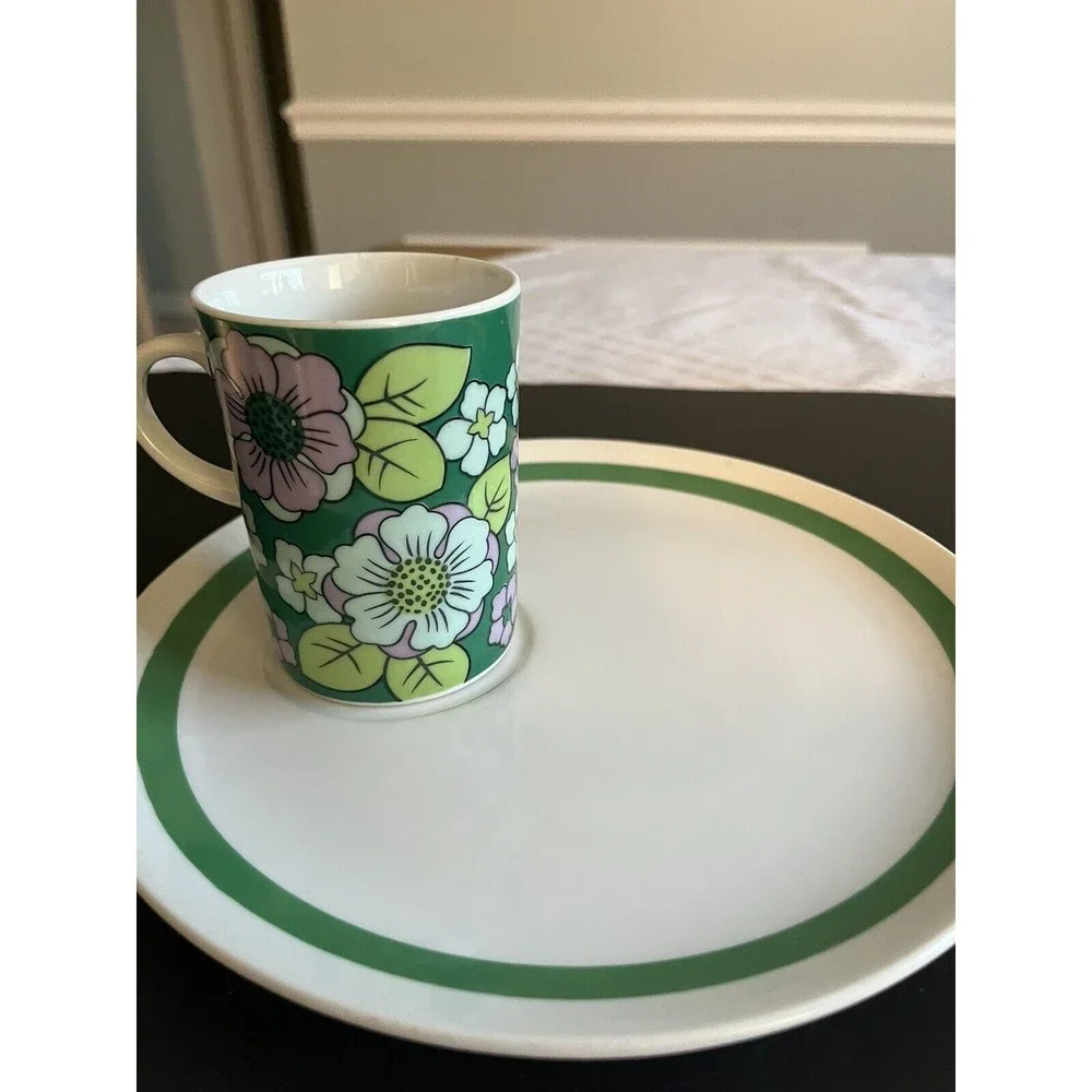 8pc Ceramic Green Floral Daisy Mugs with 9” Round Snack Plate